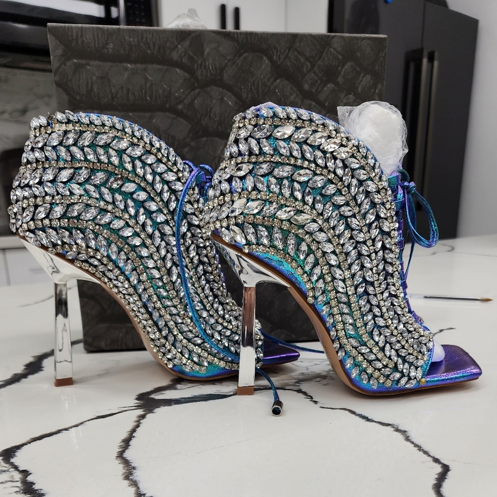 NEW -- Azalea Wang Sandals